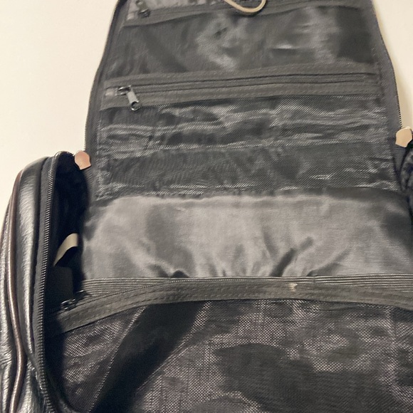 Black and brown hanging travel kit - Picture 3 of 3